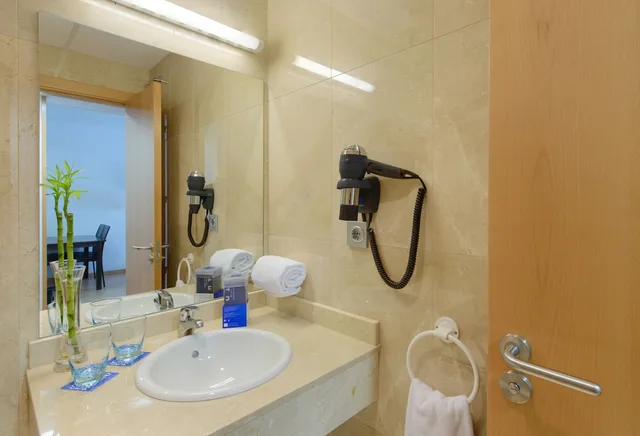 غرفة عائلية بسرير كوين وسرير بطابقين، Madrid Airport Suites Affiliated By Melia 3/4