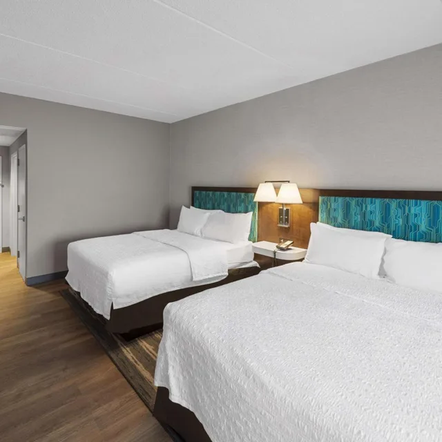 Room, King Bed, 2 Queen Beds, Hampton Inn Nanuet 2/6
