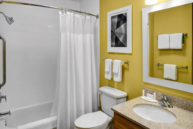 جناح بسرير كوين بغرفة نوم واحدة مع أريكة، TownePlace Suites by Marriott Fresno 2/2