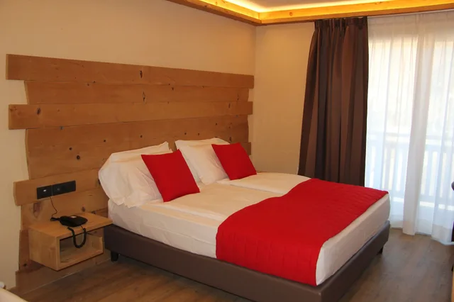 غرفة سوبيريور ثلاثية بسرير كينج وسرير فردي بإطلالة على الجبل، Francesin Hotel 2/6