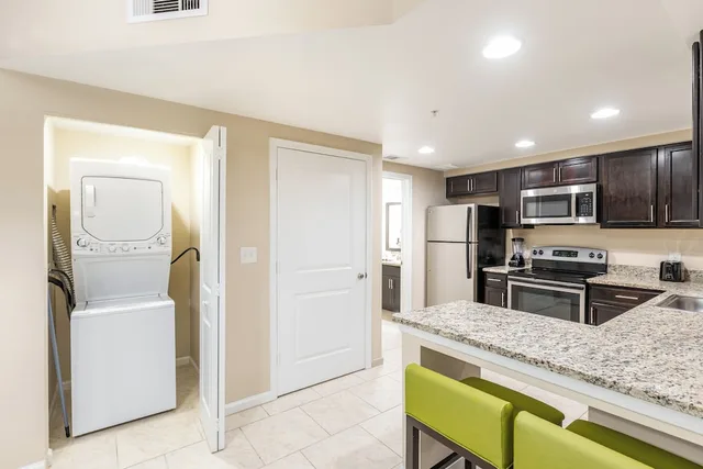 2 Bedrooms, Suite, King and Queen Bed, Fireworks View, 2 Sofa، Vacation Village At Parkway 10/10