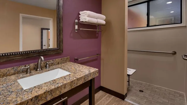 Room, King Bed, Accessible, Best Western View Of Lake Powell Hotel 8/10