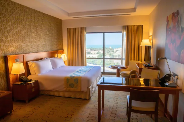 جناح بسرير كينج بإطلالة على المسبح بغرفة نوم واحدة مع دخول صالة النادي للمدخنين، Holiday Inn Kuwait 8/10