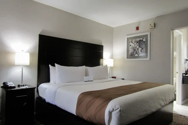 غرفة بسرير كينج بإطلالة على البحيرة، Quality Inn & Suites Kissimmee near Main Gate 10/10