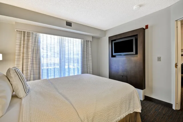 جناح بسرير كوين بغرفة نوم واحدة مع أريكة لذوي الإعاقة، Residence Inn by Marriott Jacksonville Airport 1/4