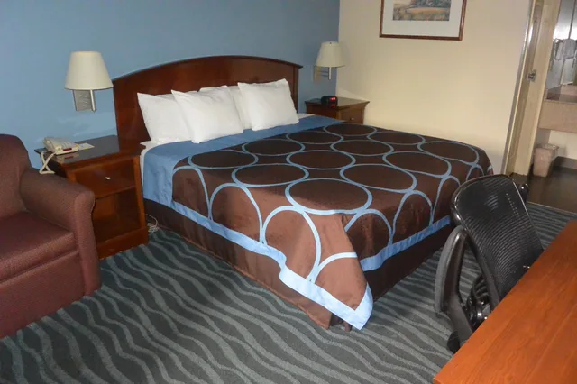 غرفة بسرير كينج، Days Inn By Wyndham Clarksville North 4/6
