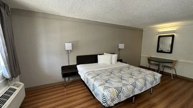 غرفة قياسية بسرير كوين، Motel6 Beaumont, TX 2/10