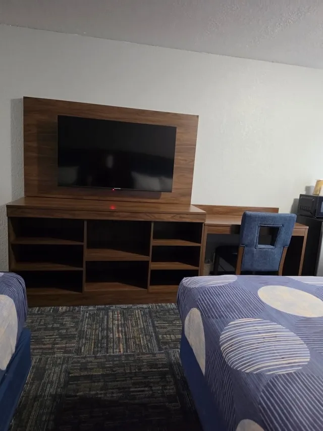 غرفة بسرير كينج للمدخنين، American Inn North Kansas City 5/10
