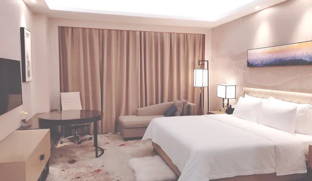 غرفة ديلوكس بسرير كينج وسرير كوين، The Thousand Lantern Lake Hotel 3/3