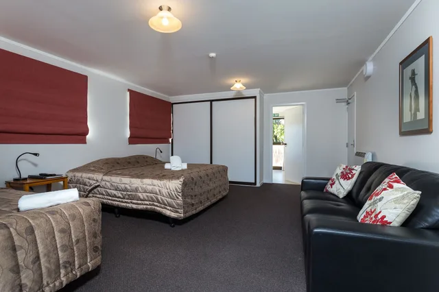 استوديو كبير بسرير كينج وسرير فردي، Cherylea Motel 1/3