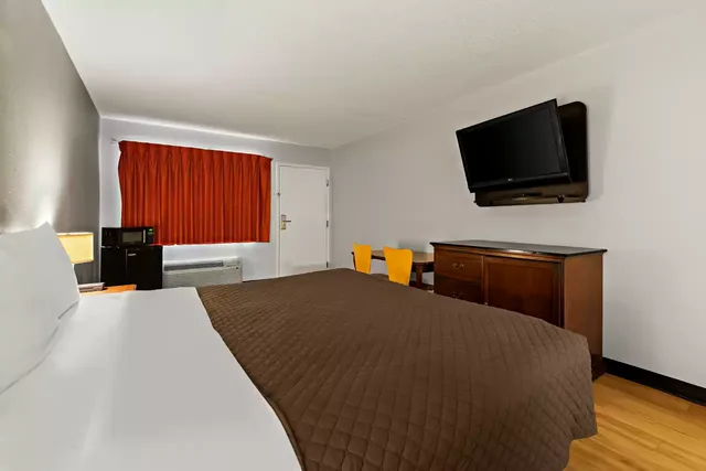 غرفة بسرير كينج، Rodeway Inn Brooklawn, NJ 4/6