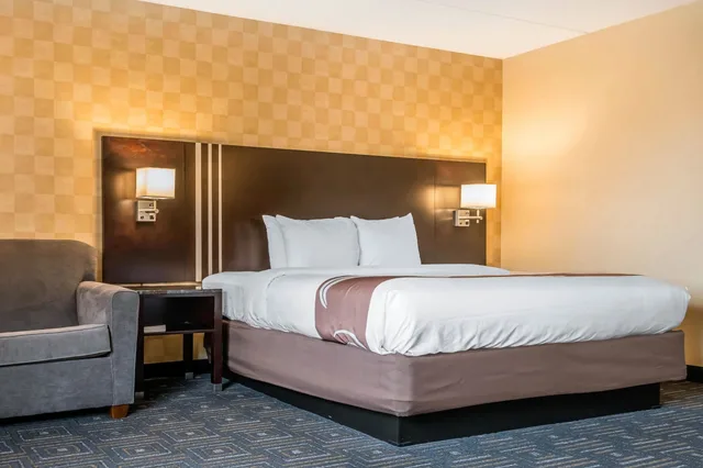 غرفة بسرير كينج مع أريكة لذوي الإعاقة، Quality Inn & Suites Mall of America - MSP Airport 2/4
