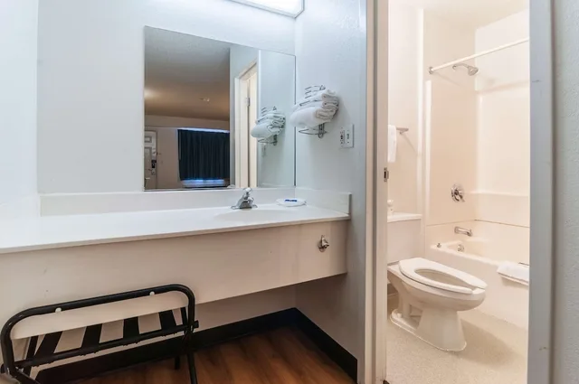 غرفة قياسية بسريرين مزدوجين، Motel6 Farmington Hills, MI - Northwest - Farmington Hills 8/10