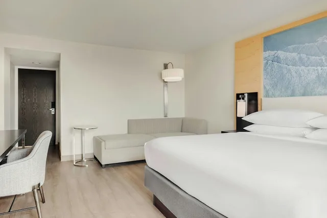 Club, King Bed, Skyline View, Sofa, Top Floor، Boca Raton Marriott At Bocacenterhotel 2/10