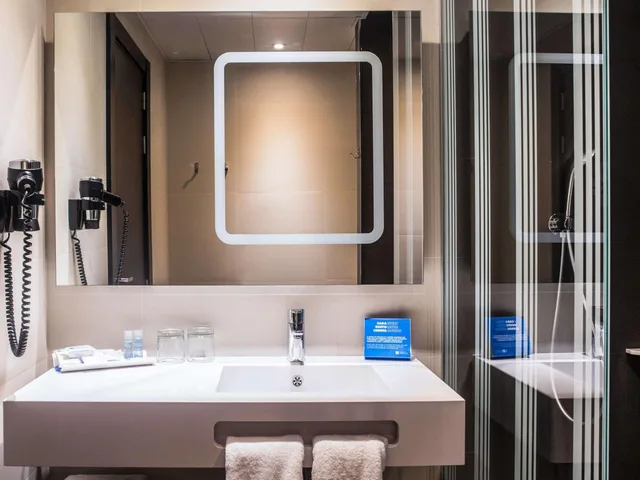 غرفة تنفيذية بسرير كوين بمنطقة جلوس، Novotel Madrid Center 5/10