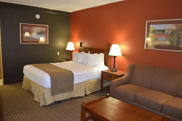 غرفة قياسية مفردة بسرير كوين مع أريكة، Crossroads Hotel & Event Center 3/10