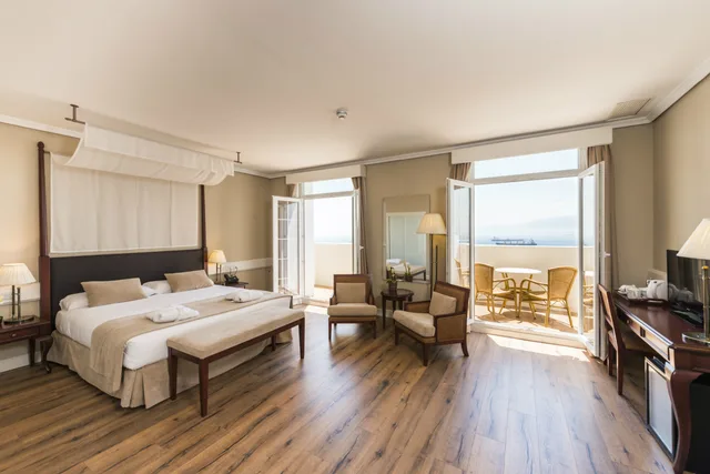 جناح جونيور، ROCK HOTEL 2/2