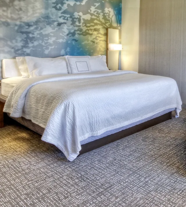 غرفة بسرير كينج مع أريكة لذوي الإعاقة، COURTYARD WESTBURY LONG ISLAND 2/4