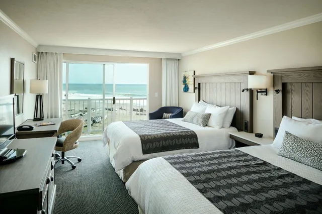 غرفة بسريرين كوين بإطلالة على البحر، Beachfront Inn 1/2