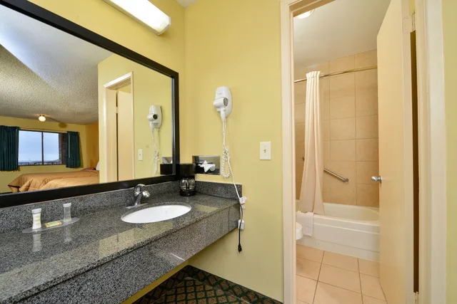 غرفة بسرير كينج، Super 8 by Wyndham Universal City 6/6