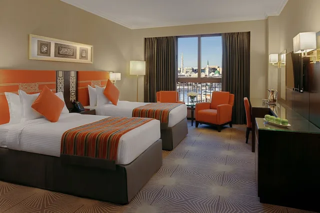 غرفة تنفيذية بسريرين منفصلين بإطلالة على الحرم، شركة طيبة المدينة الفندقية(Millennium Taiba Hotel) 1/5