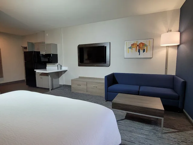 Suite, King Bed, Sofa, HOLIDAY INN EXPRESS SAN DIEGO SOUTH - CHULA VISTA 6/10
