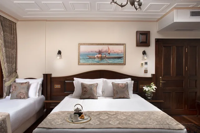 غرفة سوبيريور ثلاثية بسرير كوين وسرير فردي، BENDER HOTEL 1/5