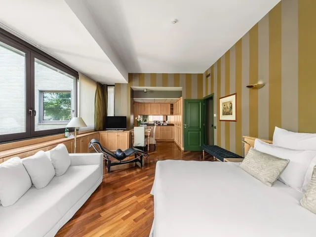 Studio, Queen Bed, Sofa, Kitchenette, Bathtub, Xl، Camperio House Suites 1/4