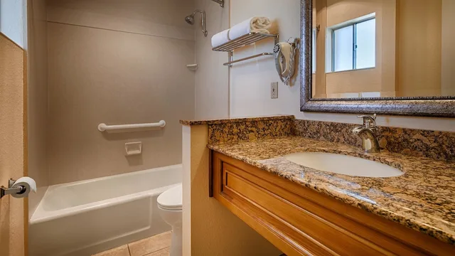 جناح بسرير كينج وسرير كوين بمنطقة جلوس بحوض جاكوزي، Best Western Plus A Wayfarer S Inn And Suites 6/8