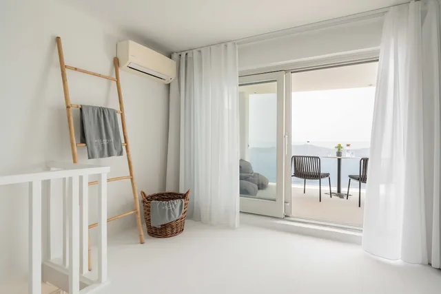 Mini, Suite, 2 Queen Beds, Caldera View, Sofa, Plunge Pool، Rocabella Deluxe Suites And Spa 3/9