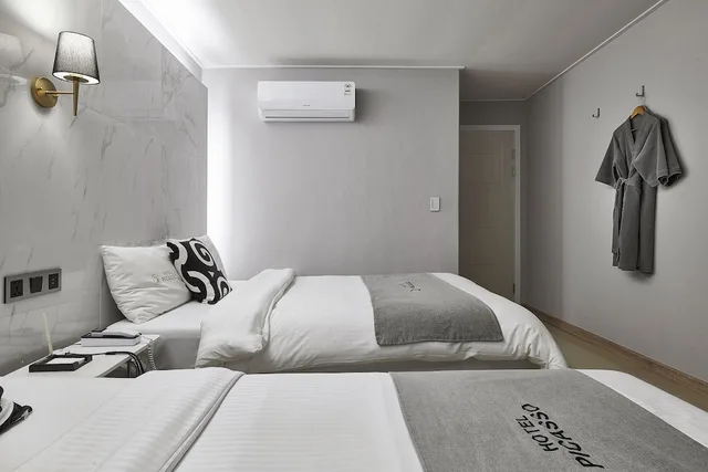 غرفة بريميوم بسرير مزدوج وسرير فردي، Picasso Hotel 1/5