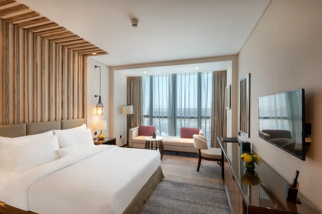 غرفة بريميير بسرير كينج بإطلالة على المسبح بشرفة، Millennium Resort Salalah 1/4