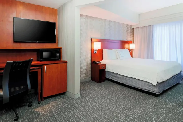 غرفة بسرير كينج مع أريكة لذوي الإعاقة، Courtyard Dallas Arlington South 4/5
