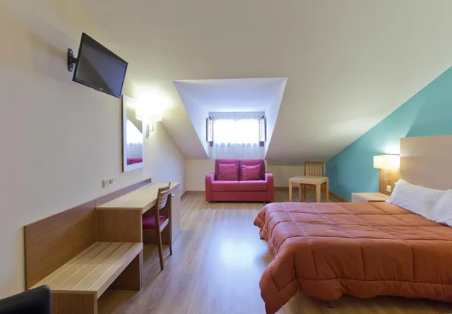 Room, 1 Double and 1 Single Bed, Two Extra Beds, Sofa، Hotel el Mirador de La Puerta Del Sol 1/2