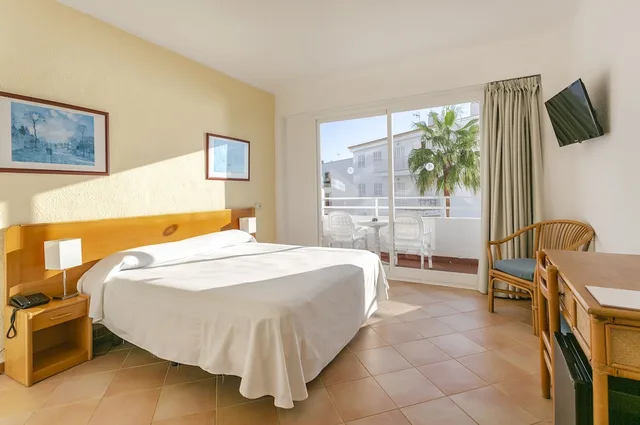 غرفة بسريرين منفصلين بشرفة بإطلالة جزئية على البحر، JS Cape Colom - Adults Only 3/5