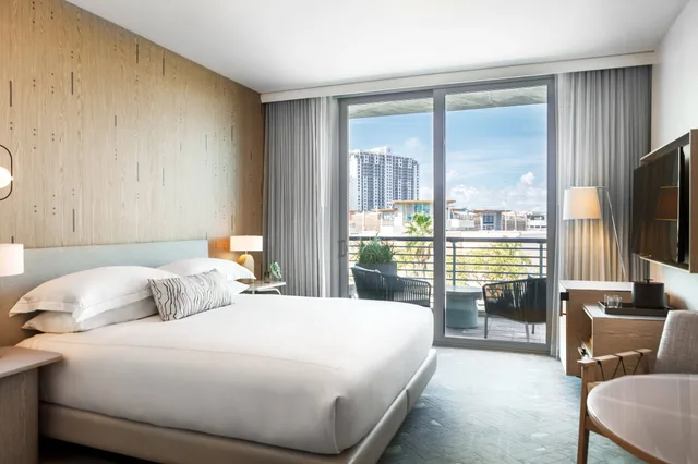 غرفة بريميوم بسرير كينج بشرفة، Kimpton Hotel Palomar South Beach 2/8