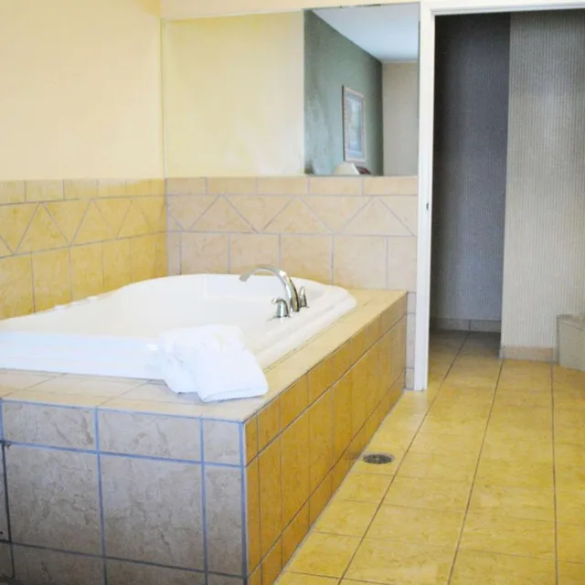 جناح بسرير كينج بجاكوزي، Magnuson Hotel Commerce 5/5