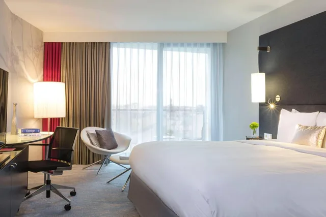 غرفة بريستيج بسرير كينج بإطلالة على الحديقة بشرفة، Renaissance Paris Arc de Triomphe Hotel 7/10