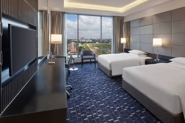 غرفة تنفيذية بسرير كينج بشرفة، Renaissance Bengaluru Race Course Hotel 8/10