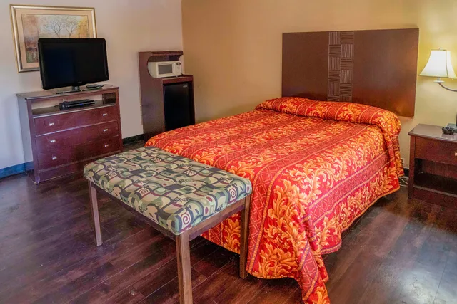 غرفة بسرير كينج للمدخنين، Hotel Opp AL Floral Hwy 2/4