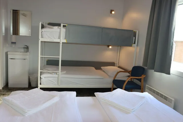 غرفة رباعية بسرير بطابقين بحمام مشترك، Höfn Hi Hostel 2/2