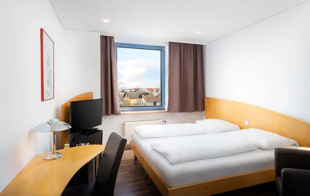 Family, Studio, 1 Queen and 4 Single Beds, 2 Bathrooms، Mainstreet Hotel 1/1