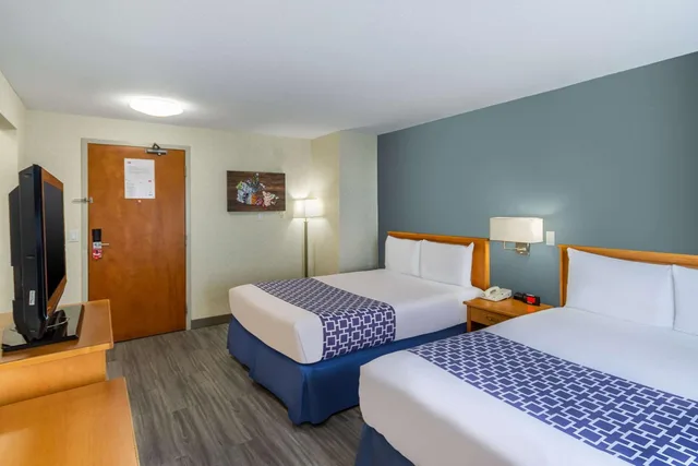 غرفة بسريرين كوين في المبنى الرئيسي، Econo Lodge Inn & Suites Calgary - University 1/10