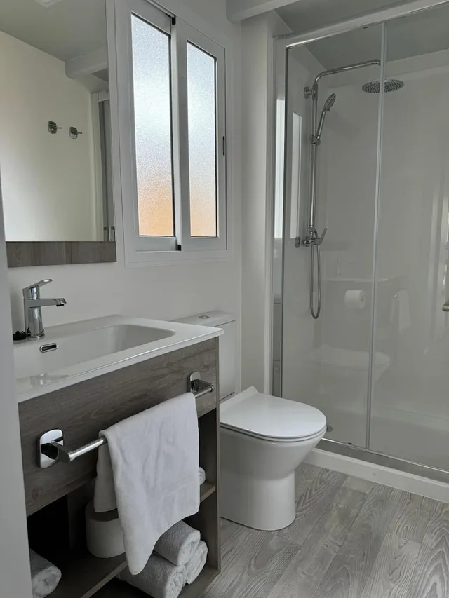 2 Bedrooms, Neri, Bungalow, 1 Queen and 3 Single Beds, Pet Friendly، Costa del Sol Glamping Village 8/9