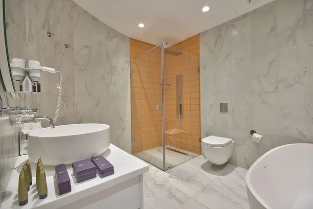 جناح تنفيذي بسرير كينج بإطلالة على المدينة مع أريكة بجاكوزي، Holm Hotel And Spa 4/5