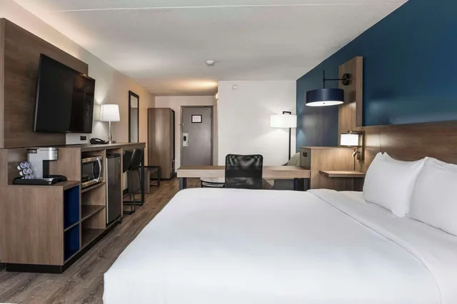 غرفة قياسية بسرير كينج، Comfort Suites Kingston Central 1/1