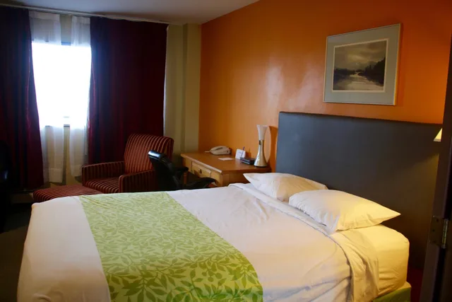 جناح بسريرين كوين بغرفة نوم واحدة مع أريكة بمطبخ صغير، Americas Best Value Inn Suites Anchorage Airport 1/2
