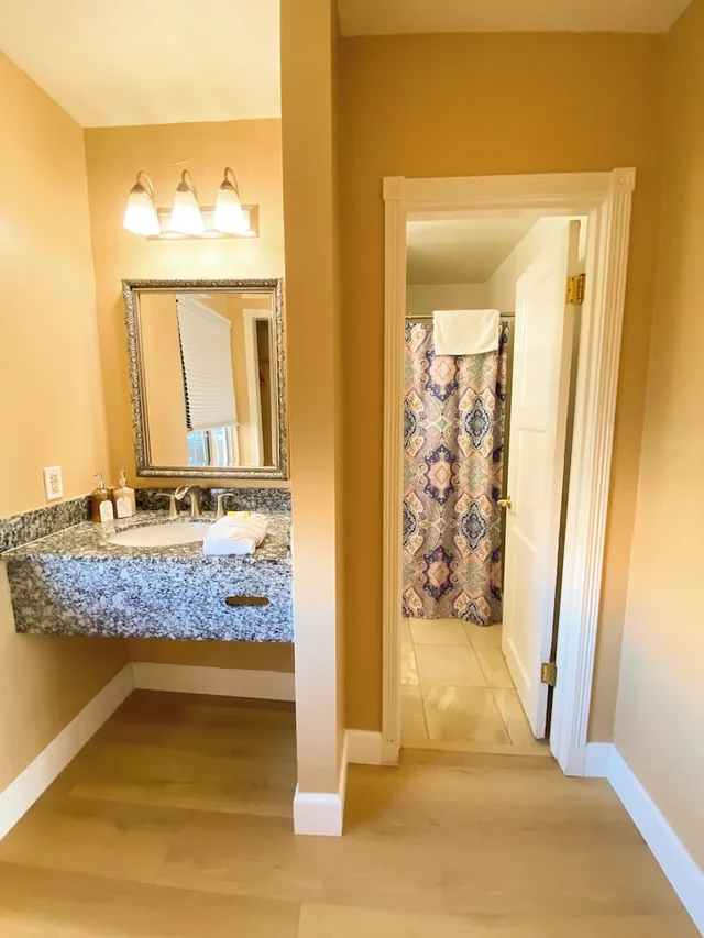 غرفة بسرير كينج بإطلالة جزئية على البحر، Cliff House Inn 3/3
