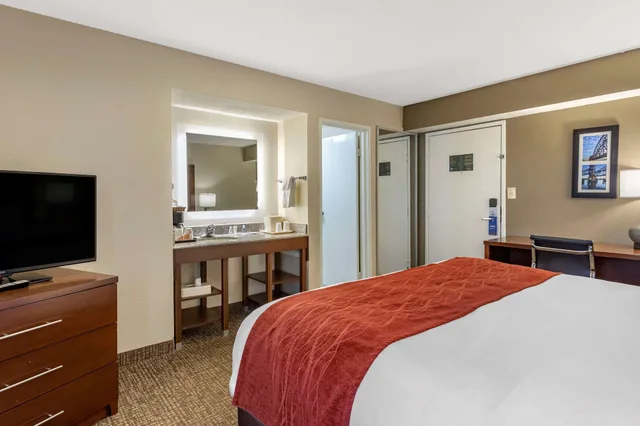غرفة قياسية بسرير كينج، Comfort Inn & Suites Little Rock Airport 1/8