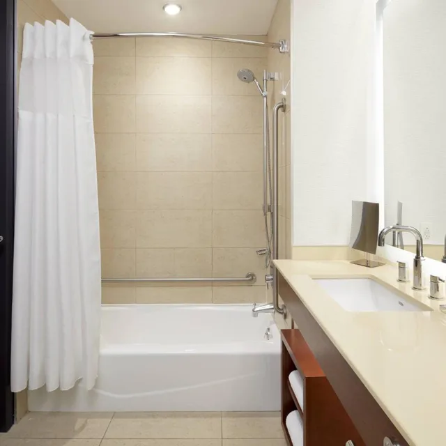 Guest Room, King Bed, Concierge Level، Montreal Airport Marriott In-Terminal Hotel 3/6